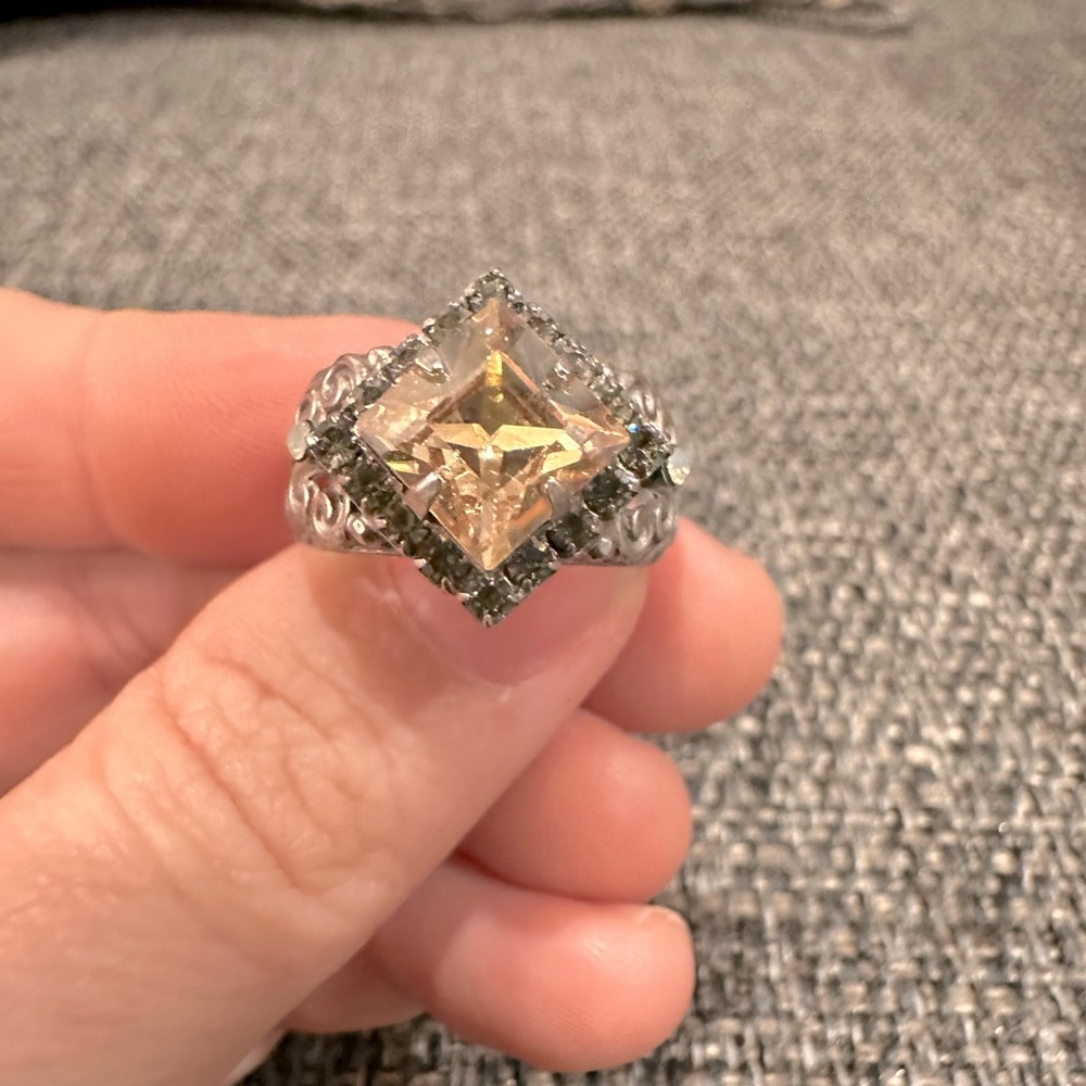 Elegant Silver and Gold-Toned Ring
